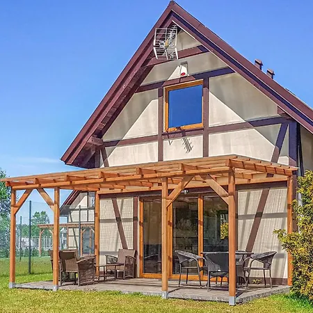 2 Bedroom Cozy In Casa vacanze Białogóra